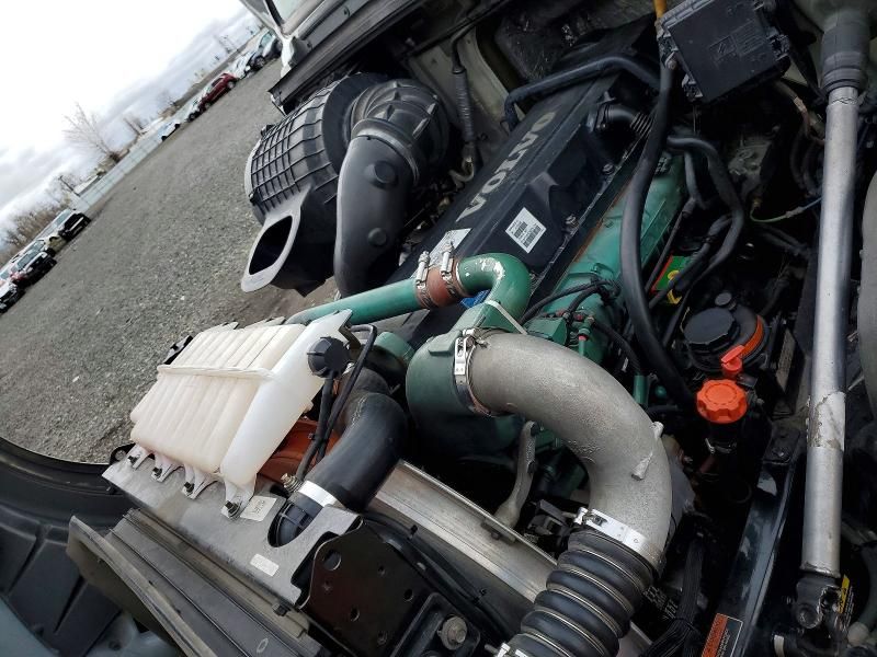 2015 Volvo VNL Semi Truck