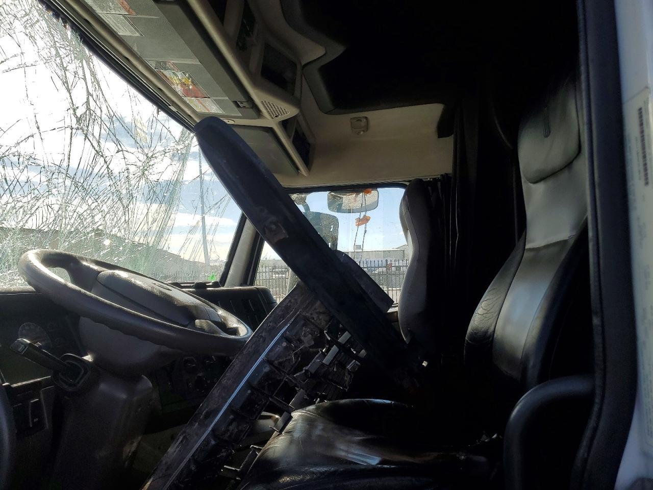 2013 Volvo VNL Semi Truck