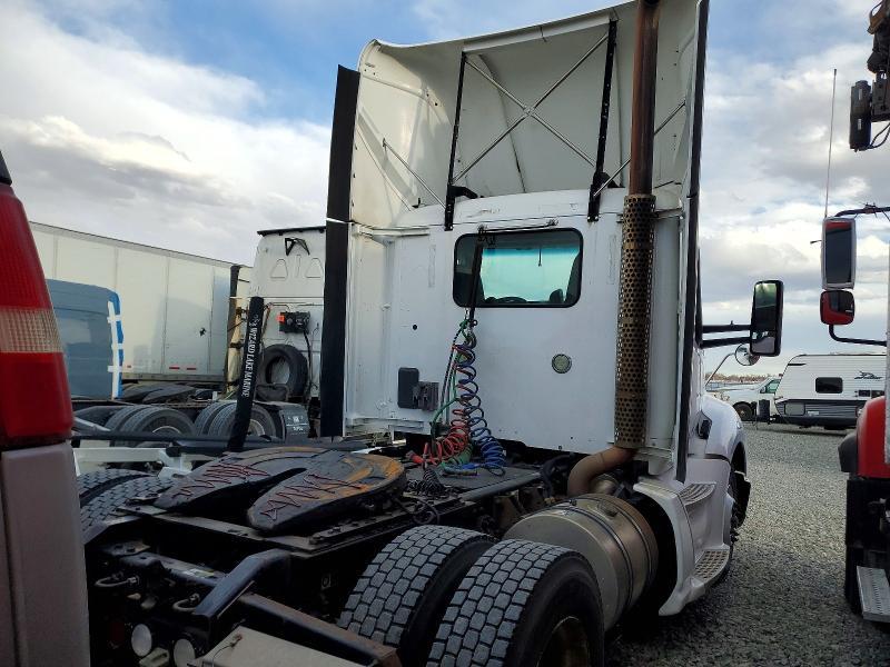 2015 Kenworth T680 Semi Truck