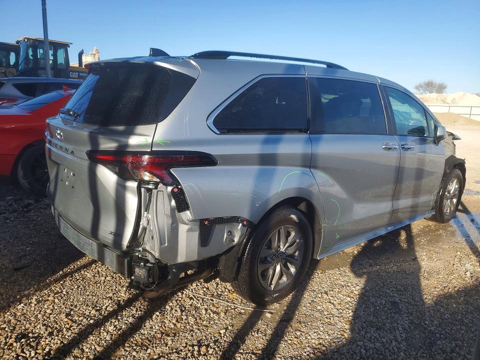 2025 Toyota Sienna xle 8-passenger