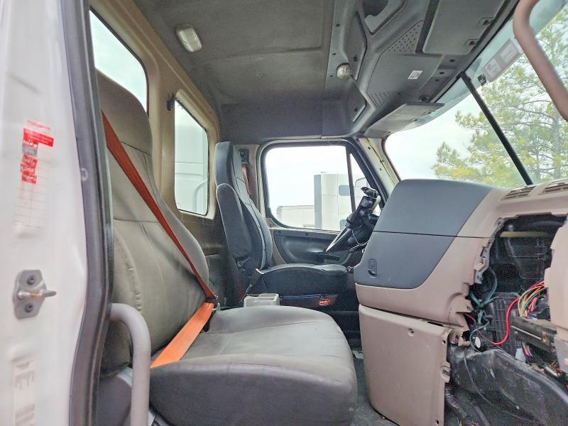 2011 Freightliner Cascadia Semi Truck