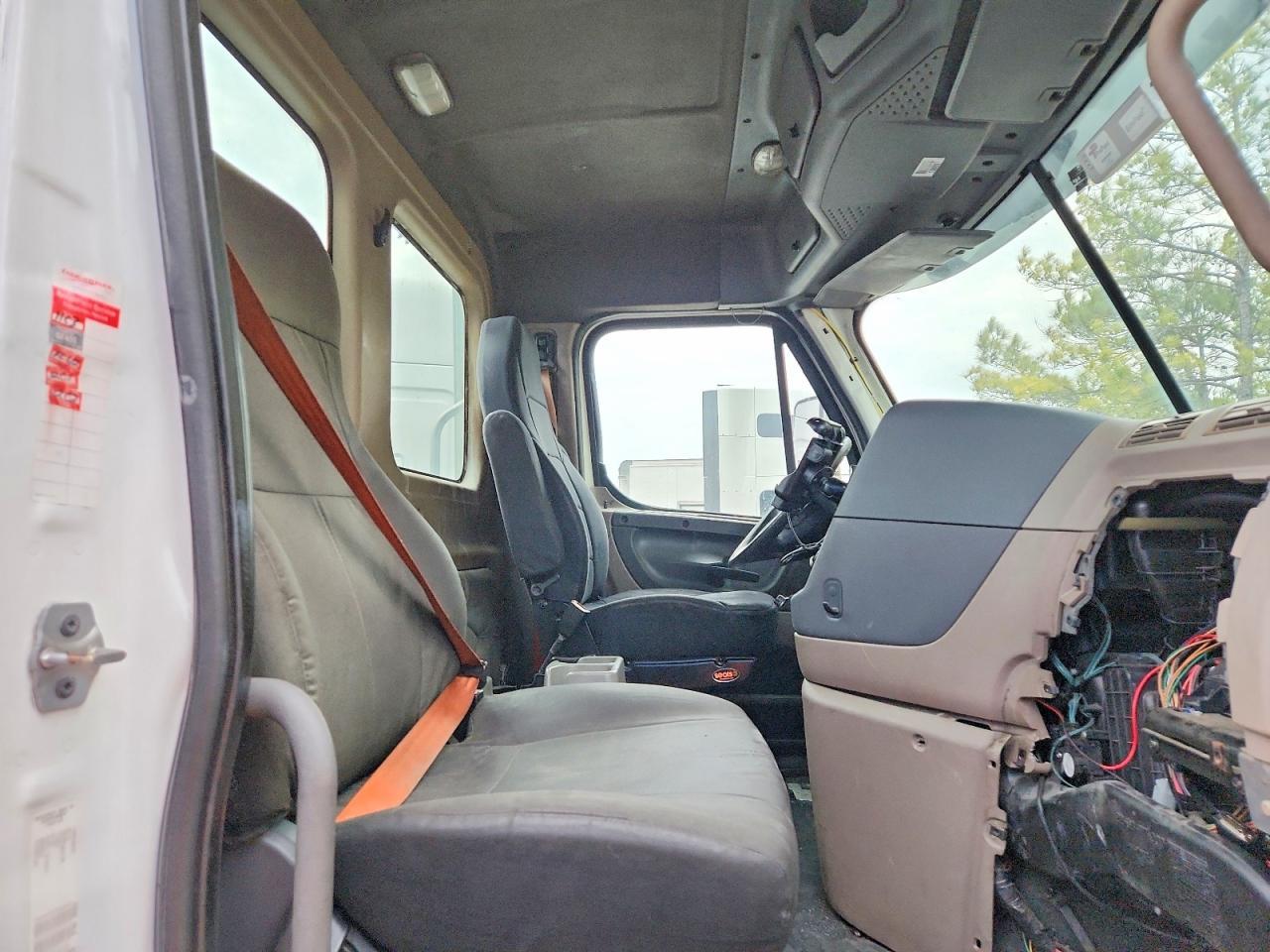 2011 Freightliner Cascadia Semi Truck