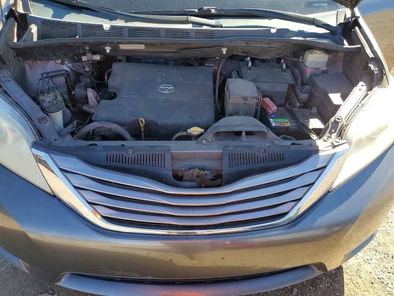 2015 Toyota Sienna xle 8-passenger