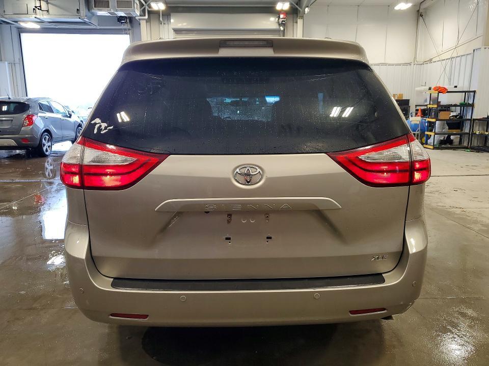 2017 Toyota Sienna xle 8-passenger