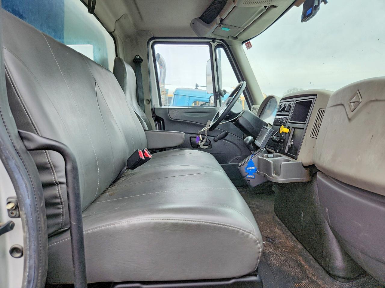 2016 International 4300 BOX Truck