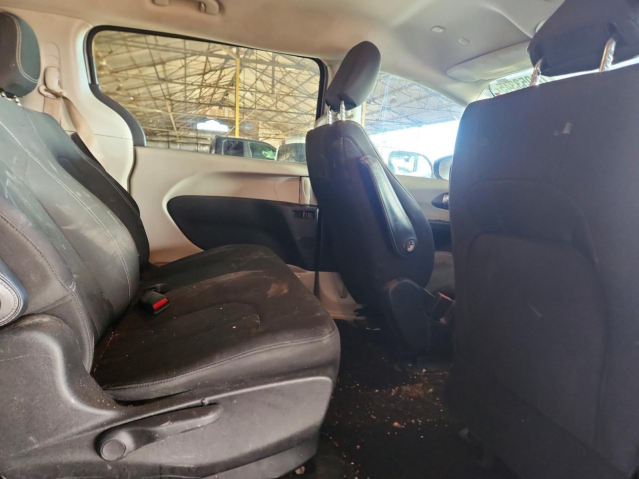 2020 Chrysler Voyager l