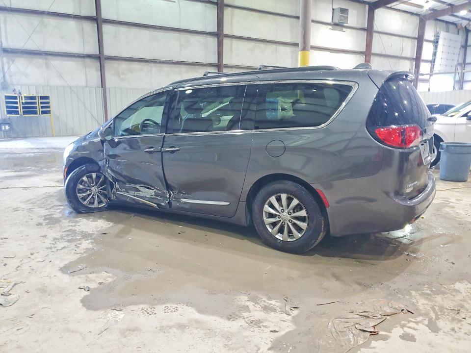 2017 Chrysler Pacifica Touring l