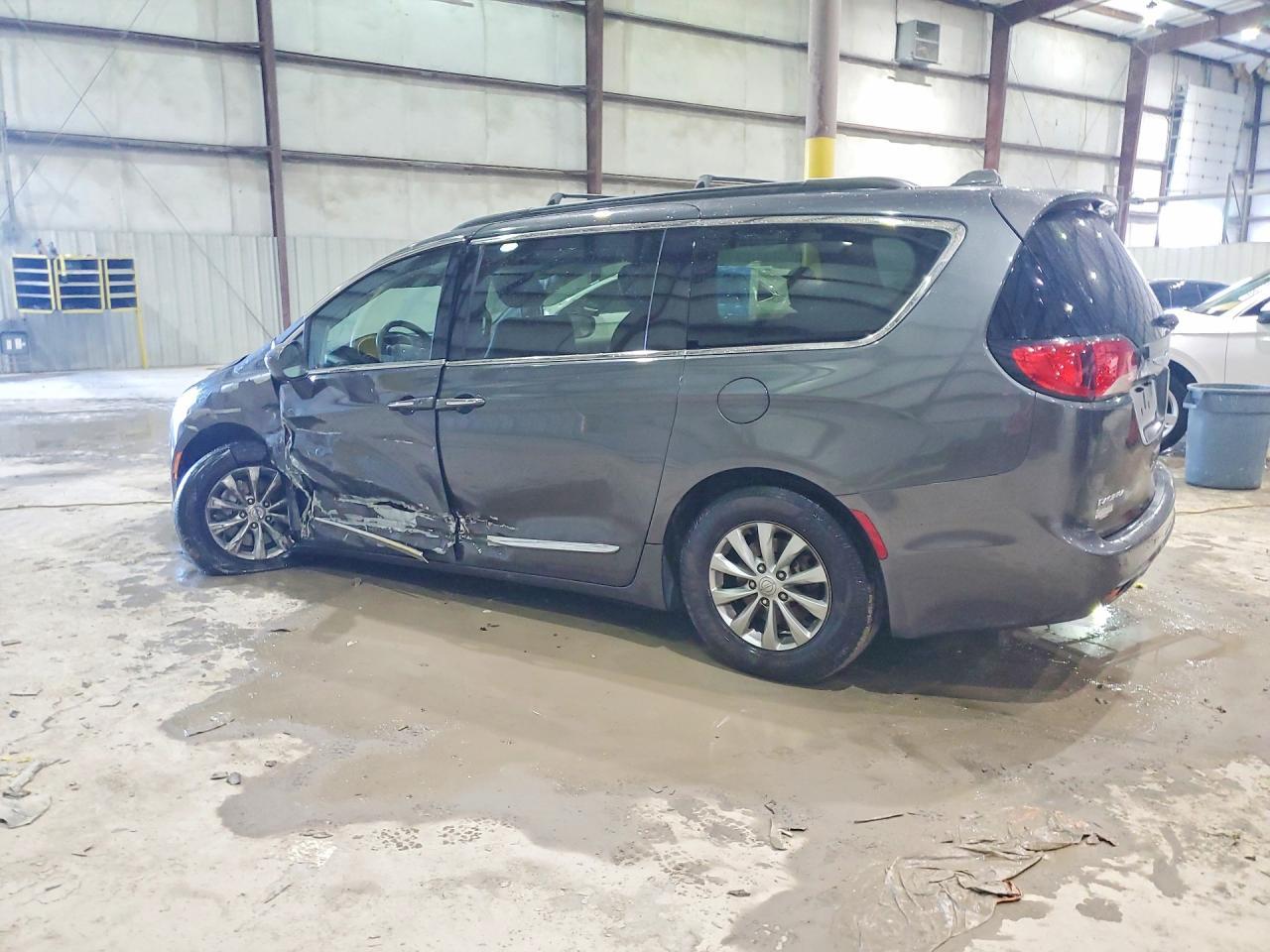 2017 Chrysler Pacifica Touring l