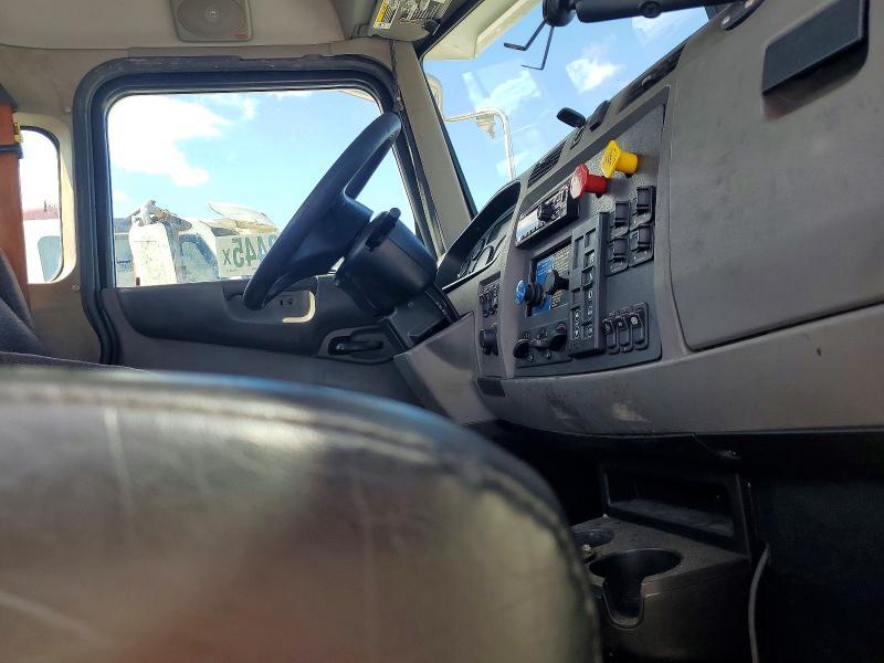 2016 Peterbilt 382 Semi Truck