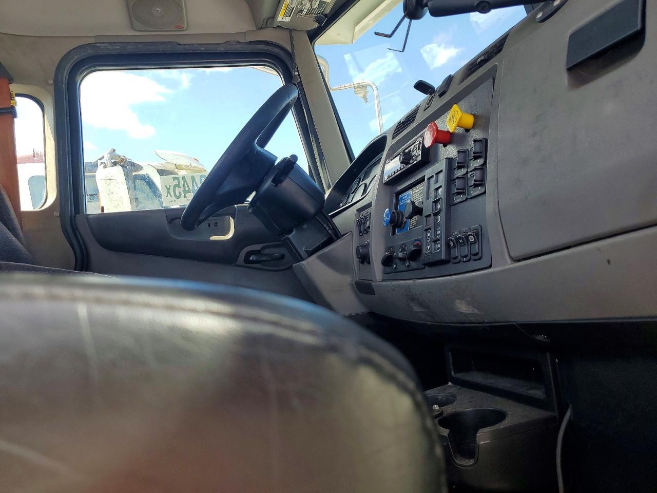 2016 Peterbilt 382 Semi Truck