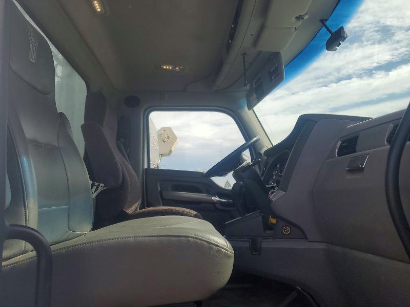 2016 Kenworth T680 Semi Truck