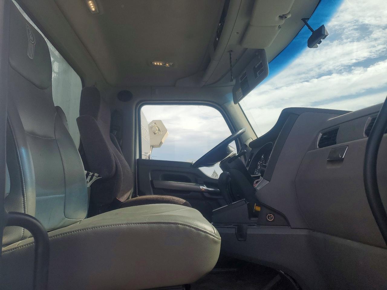 2016 Kenworth T680 Semi Truck