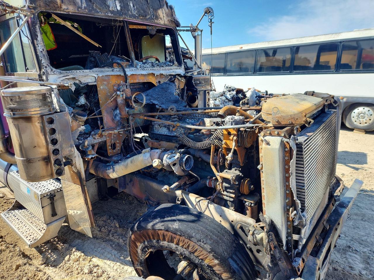 1999 Freightliner Conventional FLD120