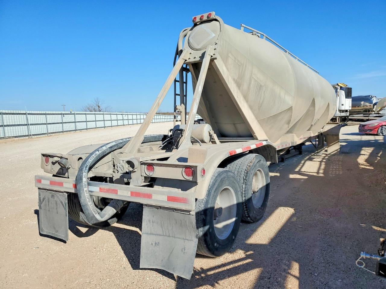 2005 LBT Pneumatic DRY Bulk Trailer