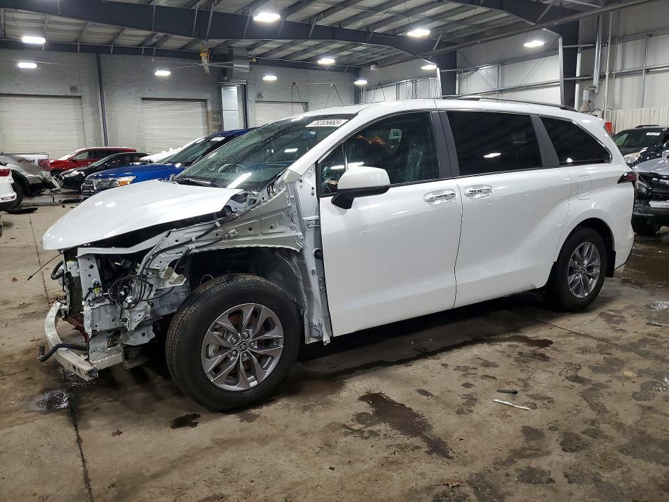 2025 Toyota Sienna xle