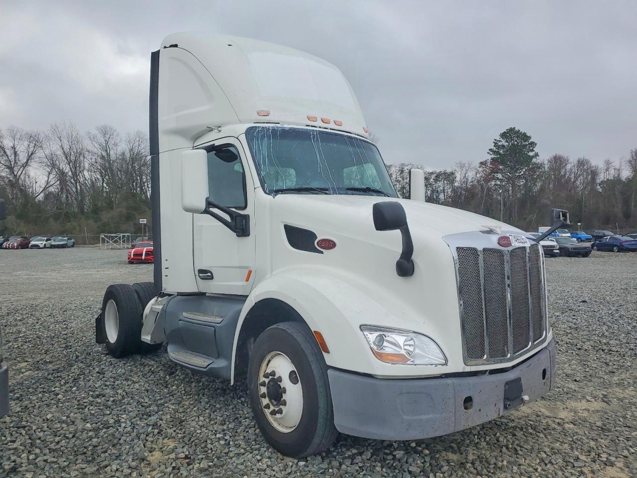2017 Peterbilt 579 Semi Truck
