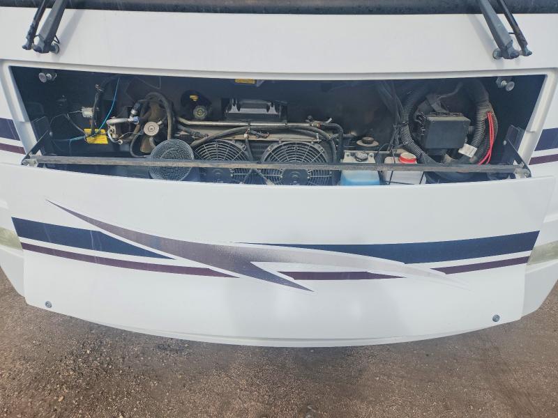 2005 Winnebago Sunova IFD33L