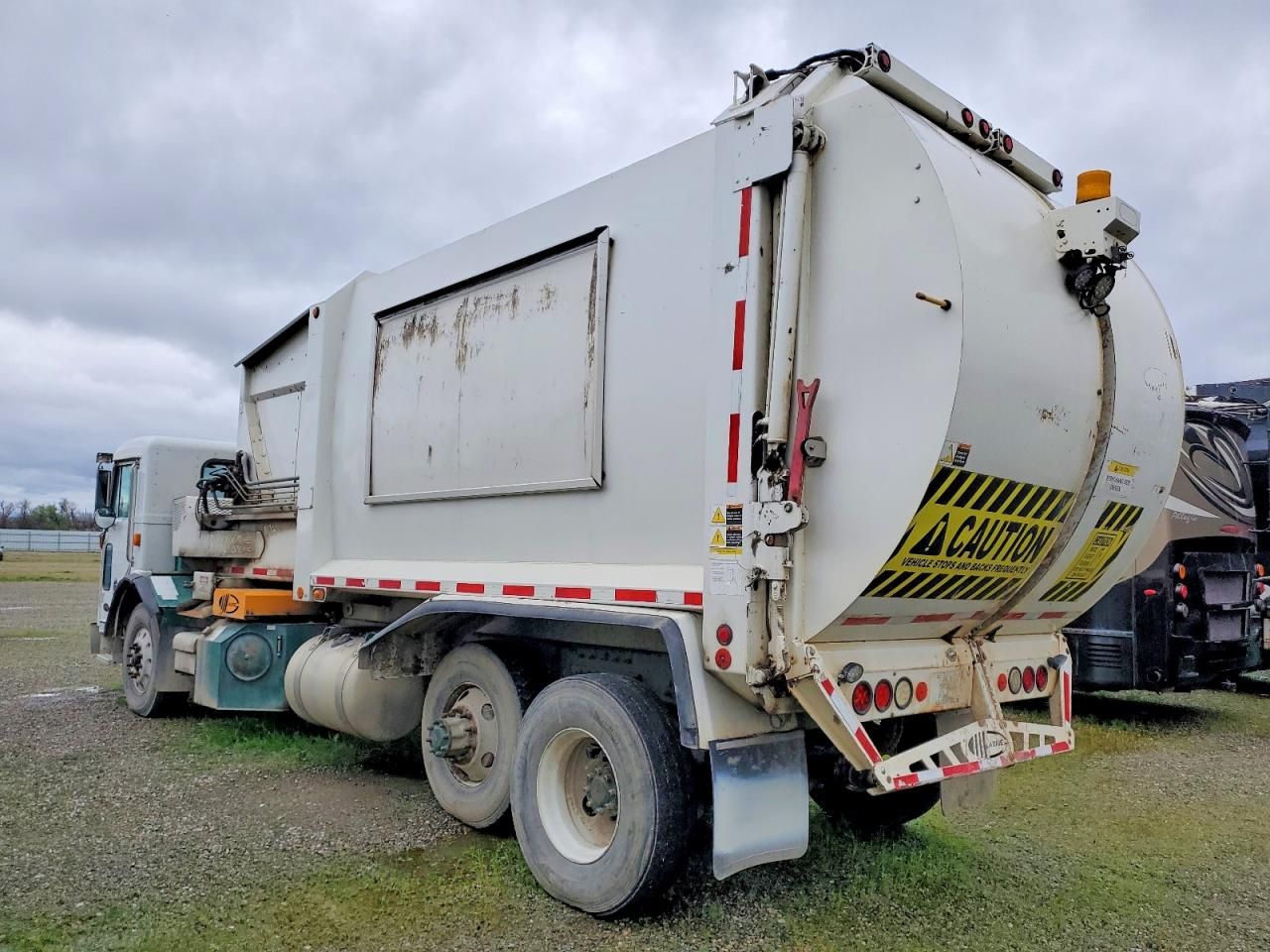 2009 Peterbilt Tractor 2009 Peterbilt 320 Refuse Truck