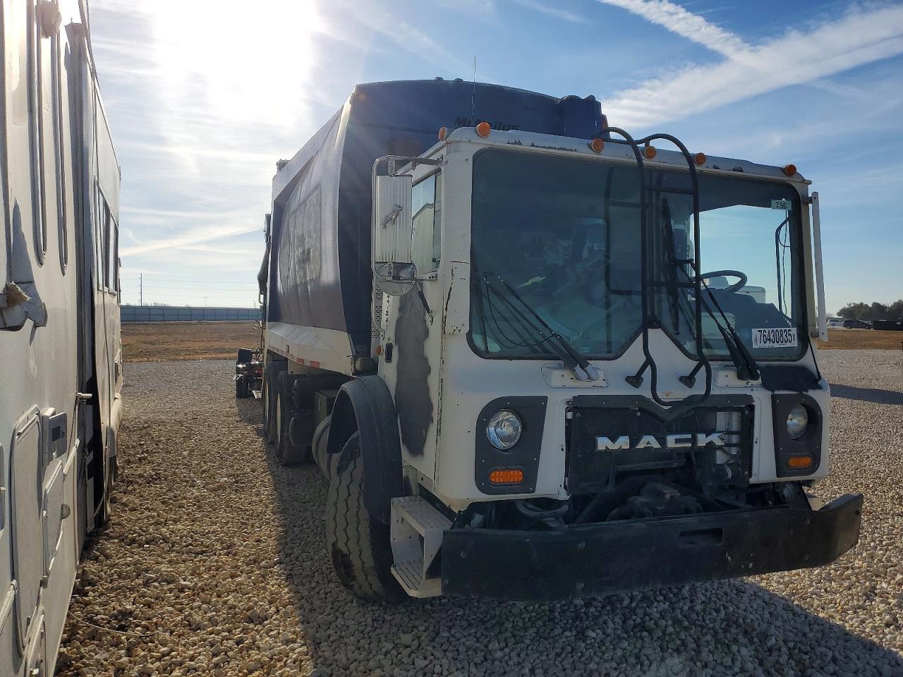 2009 Mack MRU600 Refuse Truck