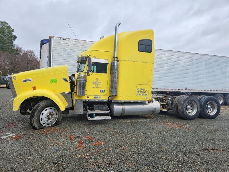 2000 Freigliner 2000 Freightliner Convention Semi Truck