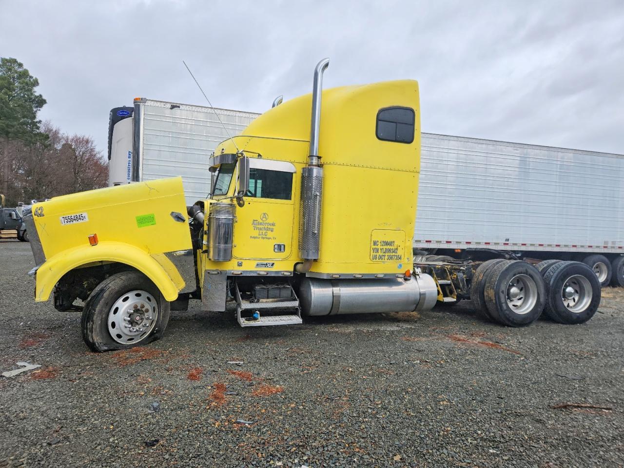 2000 Freigliner 2000 Freightliner Convention Semi Truck