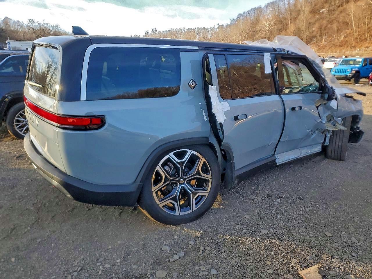 2025 Rivian R1S Adventure