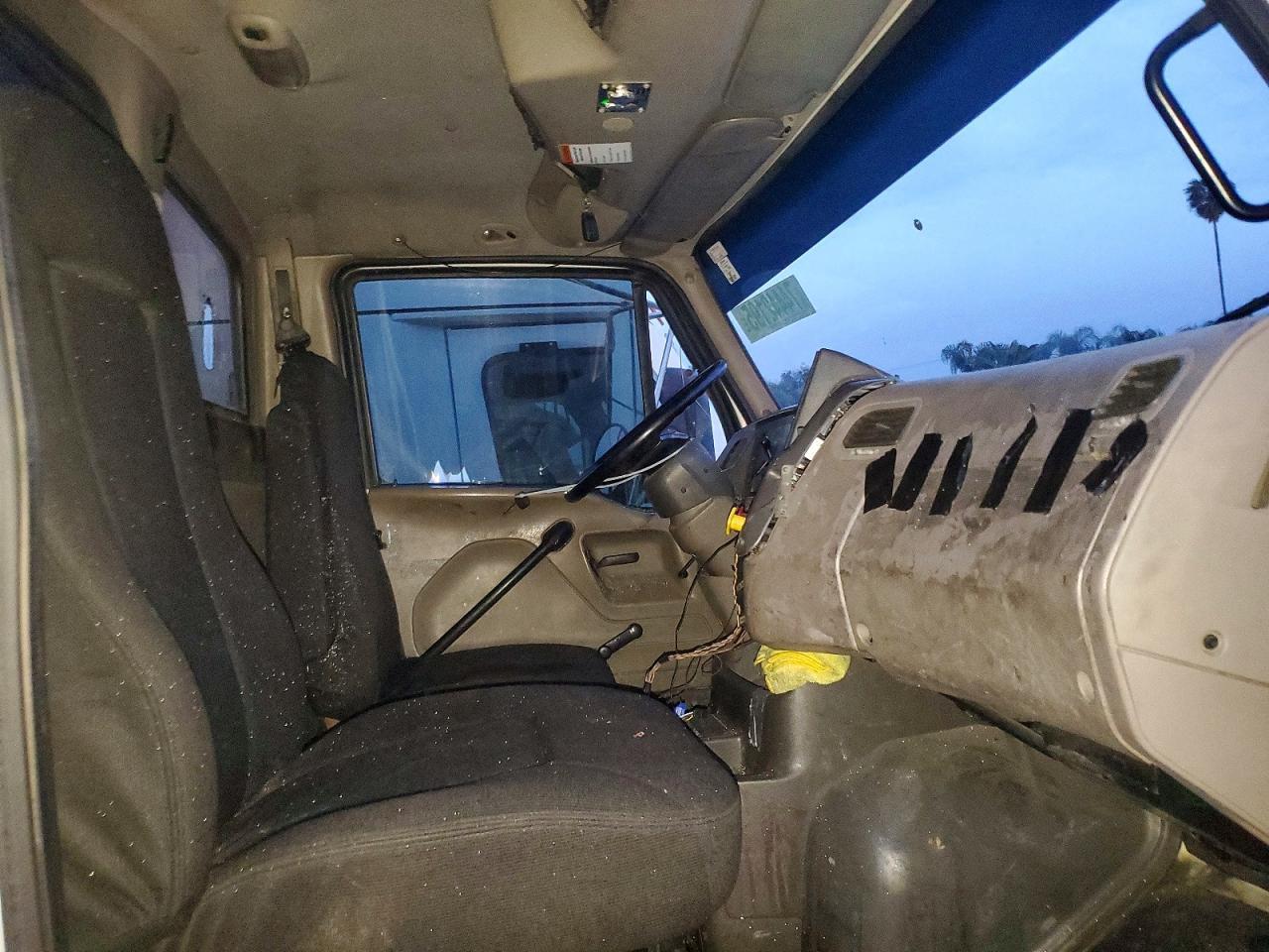 2009 Sterling L 8500