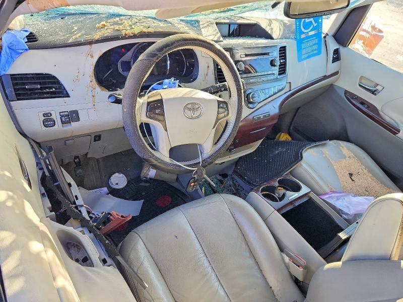 2011 Toyota Sienna xle 8-passenger