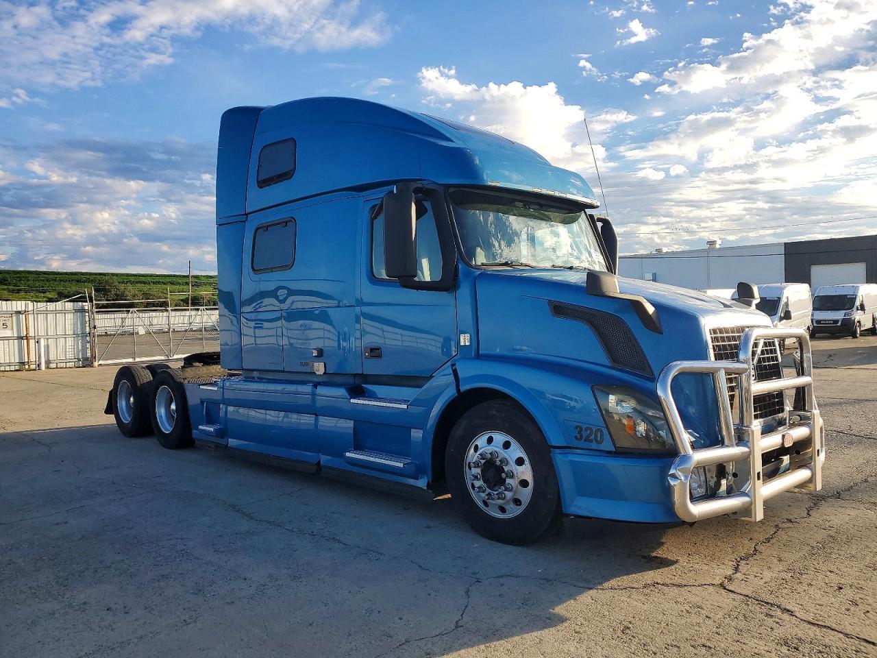 2015 Volvo VNL Semi Truck