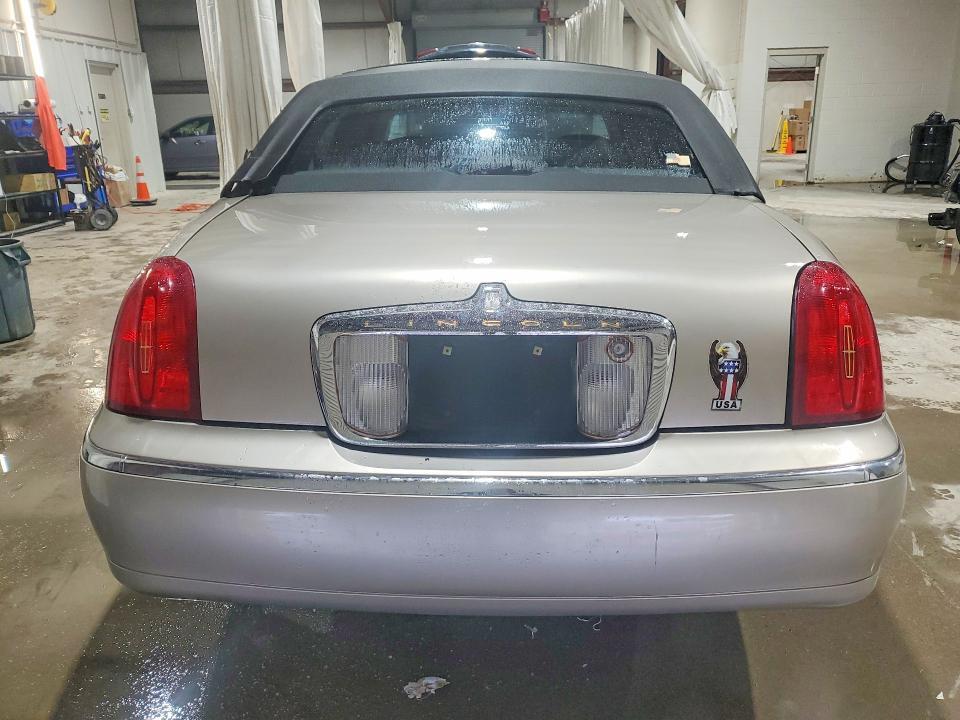 2000 Lincoln Town car Signature