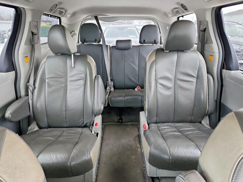 2011 Toyota Sienna le
