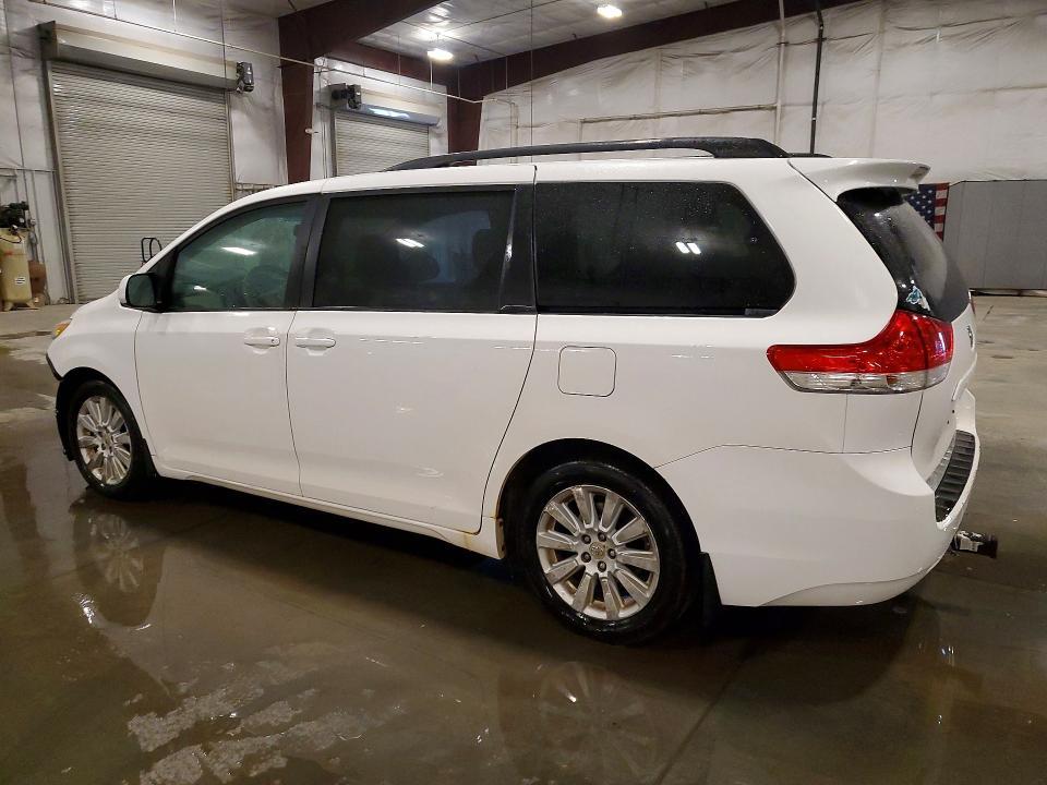 2011 Toyota Sienna le