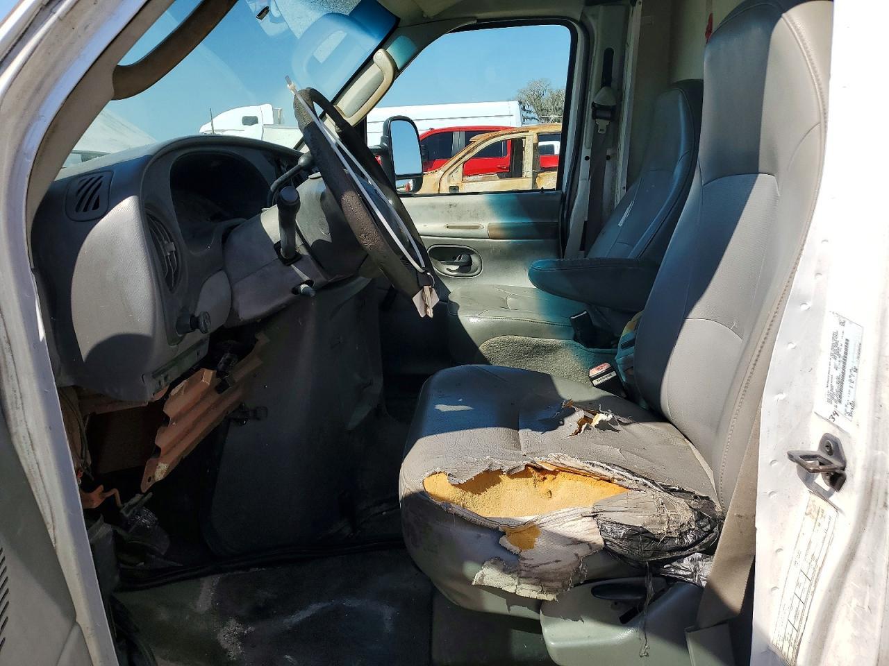 2005 Ford E350 BOX Truck