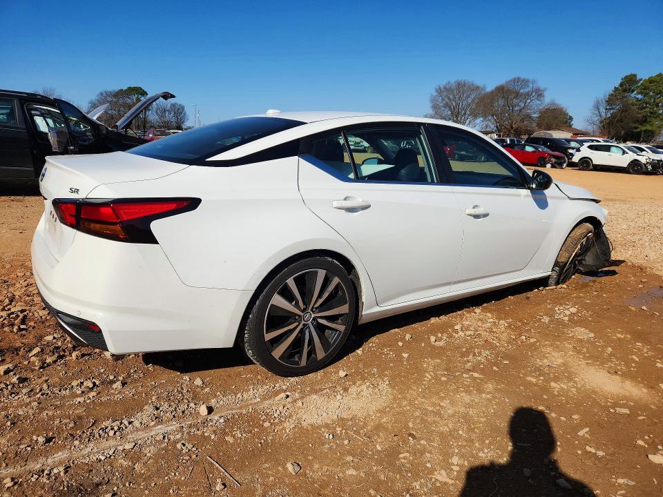 2020 Niss Altima sr