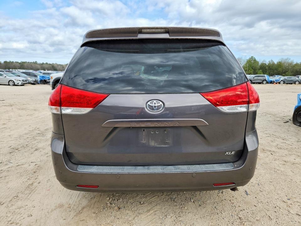 2011 Toyota Sienna xle 8-passenger