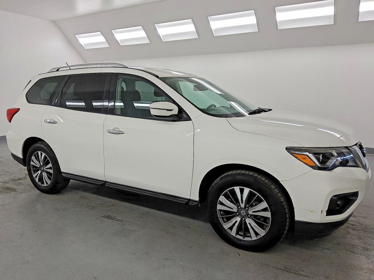 2017 Nissan Pathfinder sv