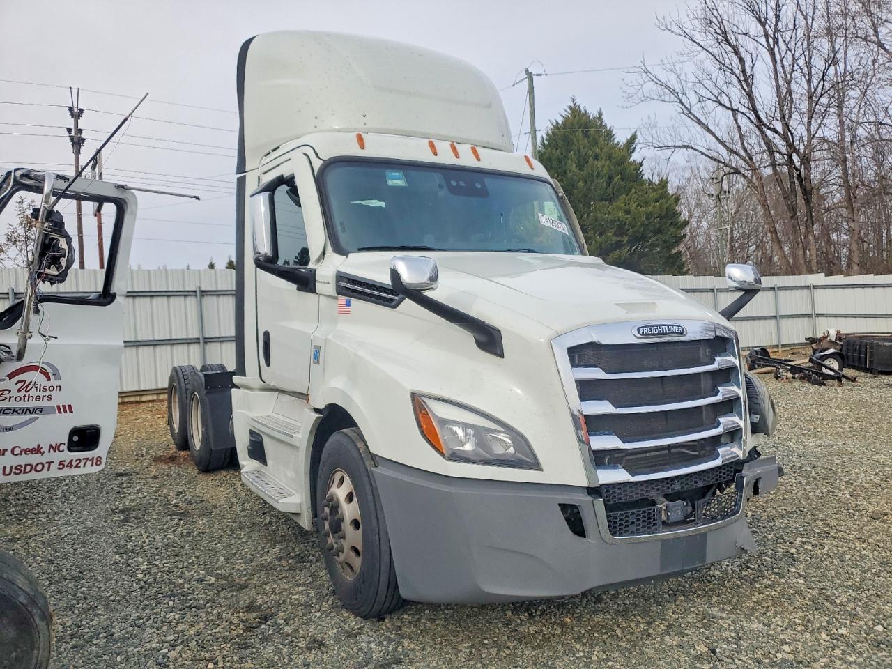 2021 Freigliner 2021 Freightliner Cascadia 126 Semi Truck