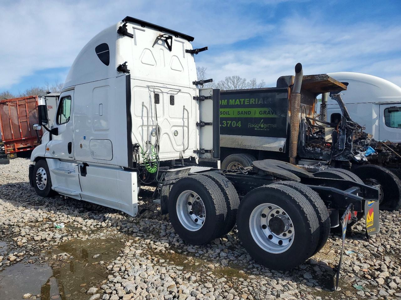 2014 Freigliner 2014 Freightliner Cascadia Semi Truck