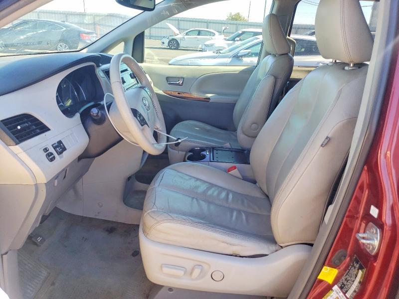 2013 Toyota Sienna xle 8-passenger