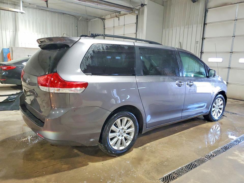 2011 Toyota Sienna le 7-passenger