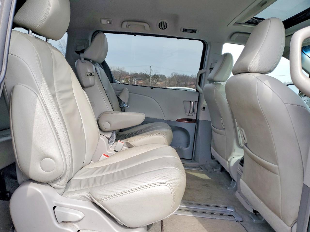 2014 Toyota Sienna xle 8-passenger