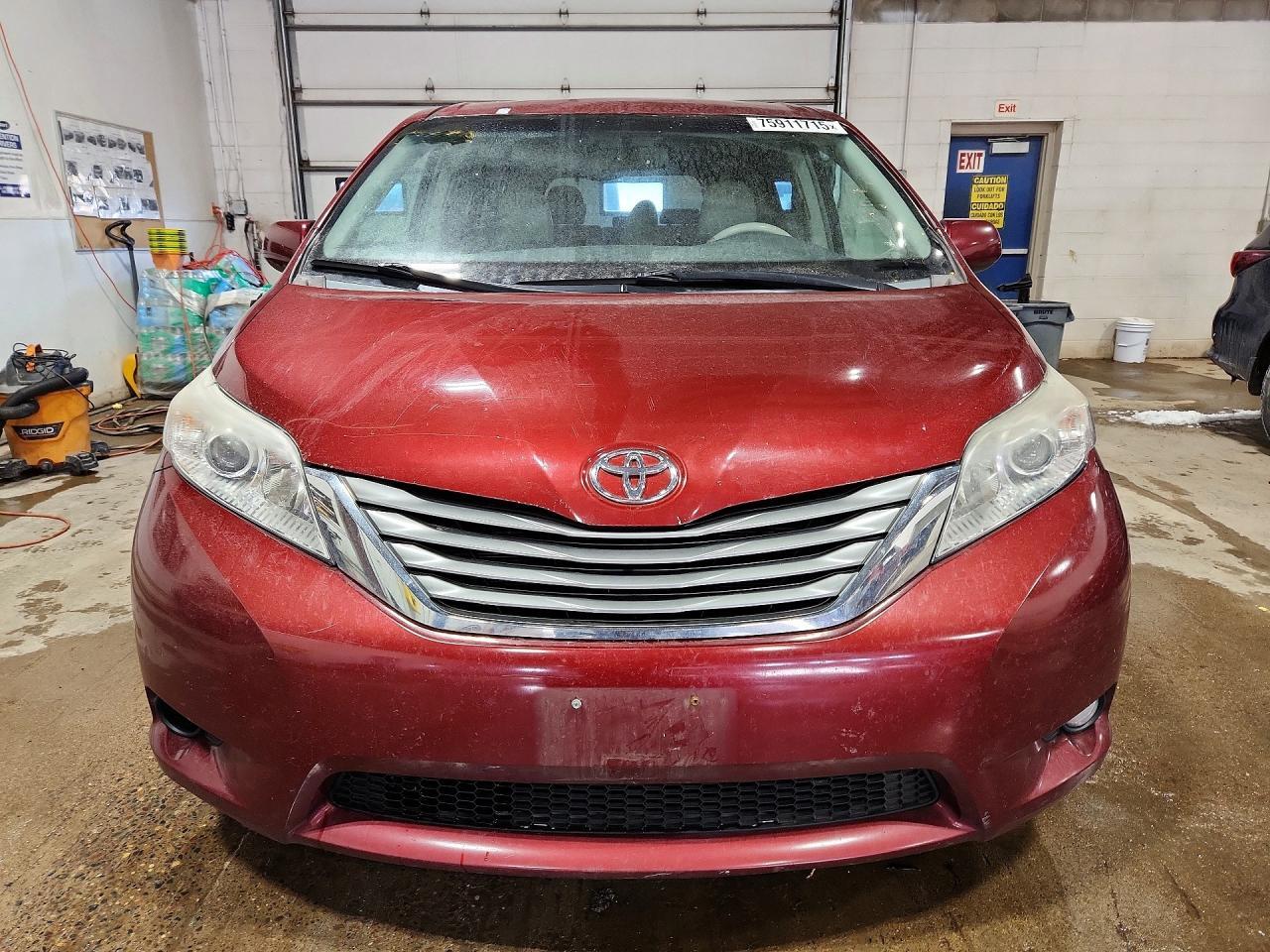 2013 Toyota Sienna xle 8-passenger