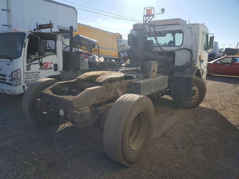 2002 Peterbilt Tractor 2002 Peterbilt 320 Semi Truck