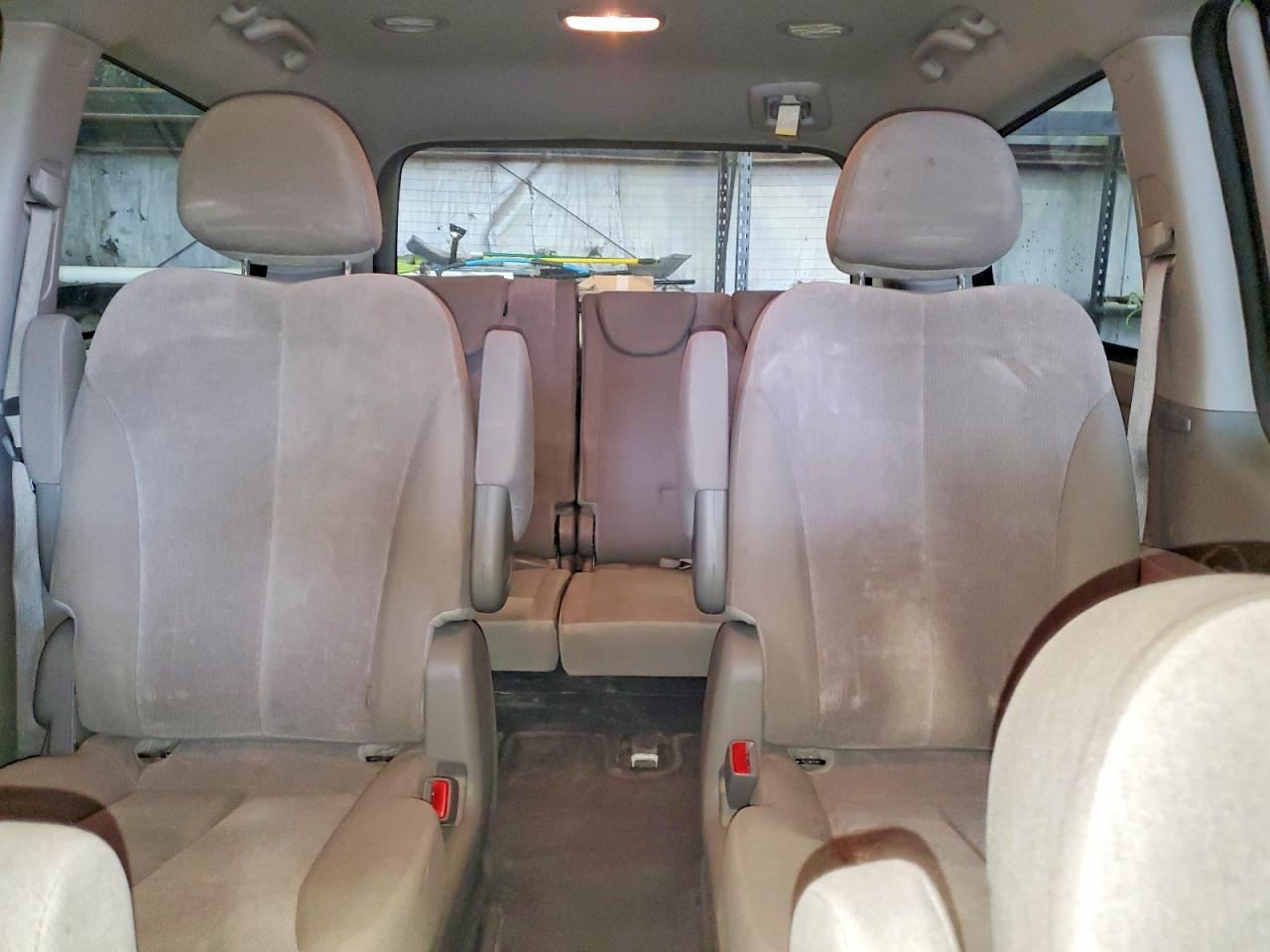 2012 KIA Sedona lx