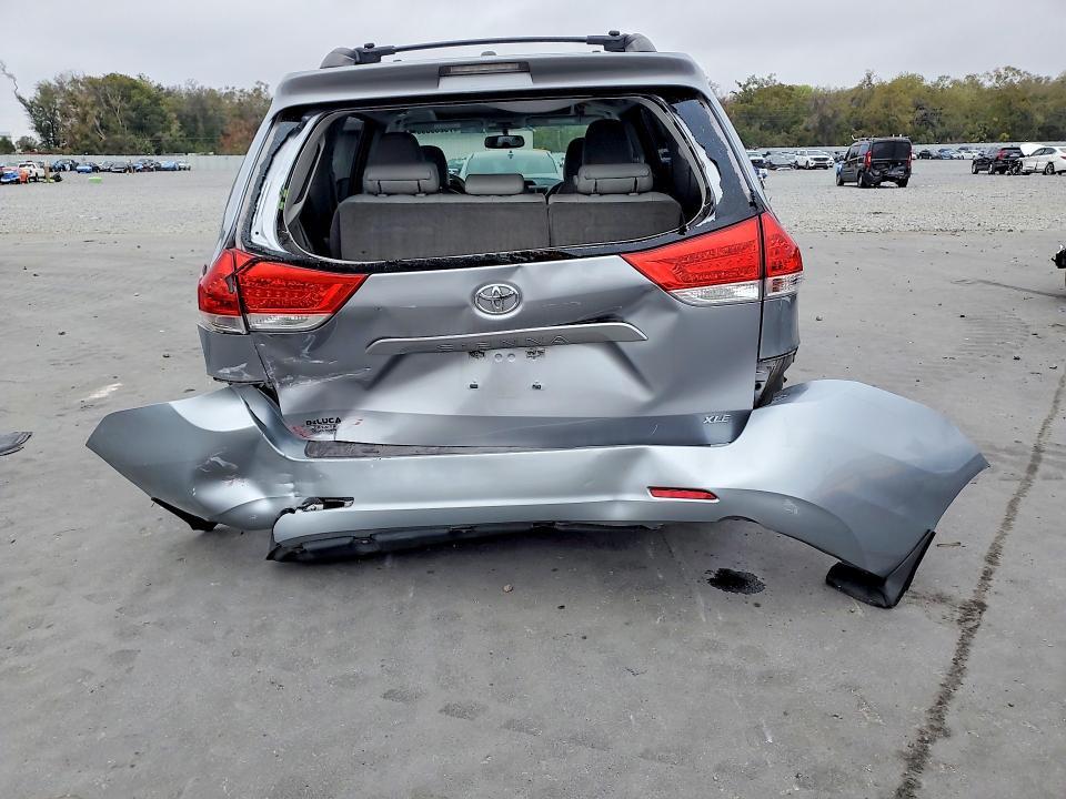 2013 Toyota Sienna xle 8-passenger