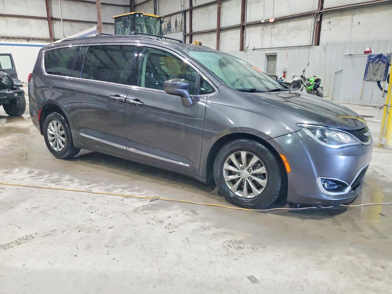 2017 Chrysler Pacifica Touring l
