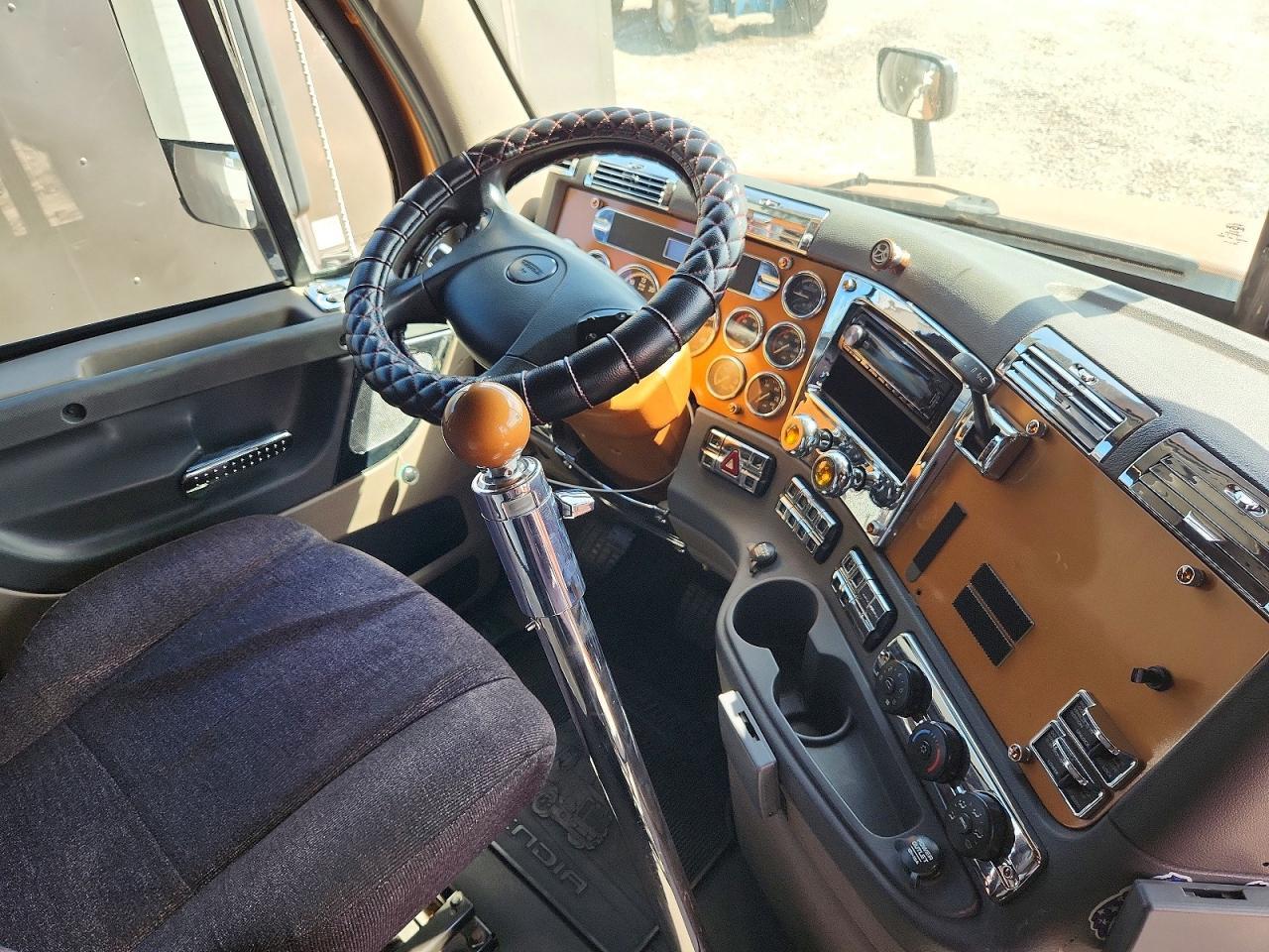 2013 Freightliner Cascadia Semi Truck