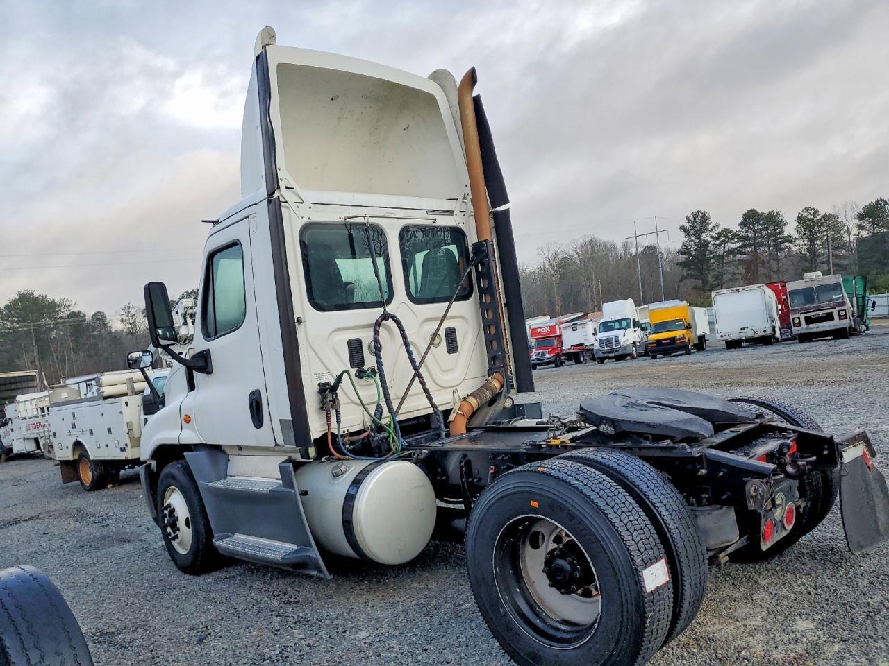 2016 Freightliner Cascadia 125 Semi Truck