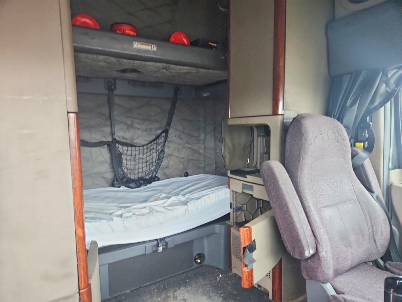 2013 Freigliner 2013 Freightliner Cascadia Semi Truck