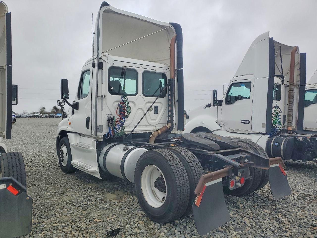 2015 Freightliner Cascadia Semi Truck